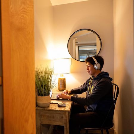 Alpenglow Lodge Sunny Studio With Sitting Area By Mva Whistler Luaran gambar